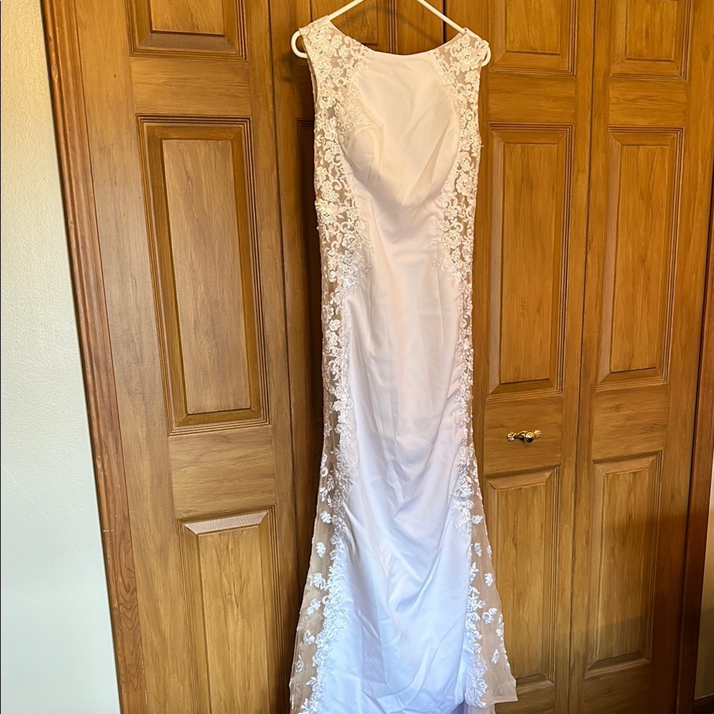 Perfect for beach wedding Elegant White Lace Gown